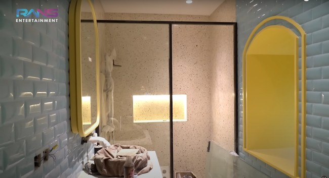Kamar Rafathar dilengkapi dengan kamar mandi dalam yang didominasi warna kuning dan tosca. Dipadukan dengan warna monokrom untuk bagian ruangan showernya, kamar mandi tersebut tampak Instagrammable. Foto: YouTube/Rans Entertainment