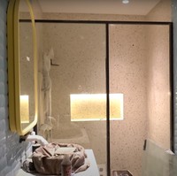 Kamar Rafathar dilengkapi dengan kamar mandi dalam yang didominasi warna kuning dan tosca. Dipadukan dengan warna monokrom untuk bagian ruangan showernya, kamar mandi tersebut tampak Instagrammable. Foto: YouTube/Rans Entertainment