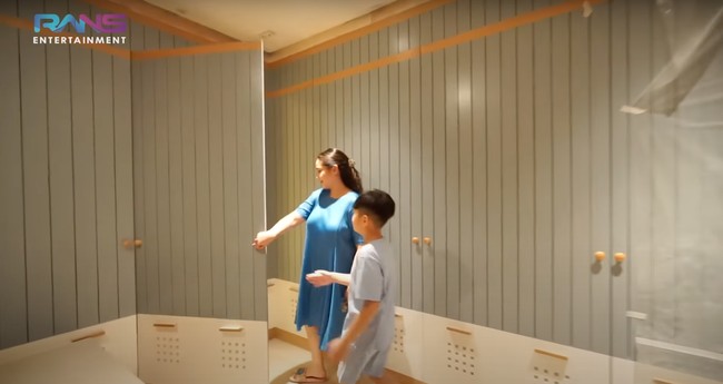 Uniknya pintu kamar Rafathar dan Rayyanza dibuat sengaja menyerupai lemari-lemari yang berwarna tosca. Sehingga dari luar dapat mengecoh dan membuat orang yang melihatnya tak akan menyangka jika itu adalah pintu menuju kamar tidur Rafathar dan Rayyanza. Foto: YouTube/Rans Entertainment
