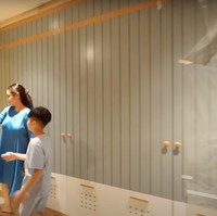 Uniknya pintu kamar Rafathar dan Rayyanza dibuat sengaja menyerupai lemari-lemari yang berwarna tosca. Sehingga dari luar dapat mengecoh dan membuat orang yang melihatnya tak akan menyangka jika itu adalah pintu menuju kamar tidur Rafathar dan Rayyanza. Foto: YouTube/Rans Entertainment