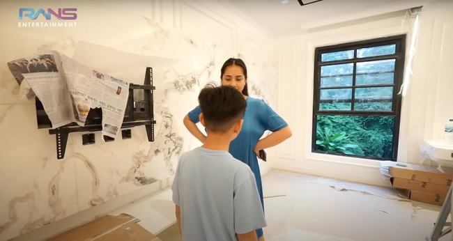 Kalau yang satu ini penampakan kamar tidur Nagita dan Raffi Ahmad nanti. Ruangan kamar tidur tersebut terlihat mewah dengan didominasi warna putih. Salah satu sisinya juga dipercantik dengan batu marmer berwarna senada. Foto: YouTube/Rans Entertainment