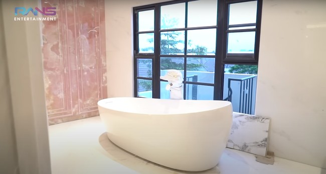 Diakui Nagita akan menjadi tempat favoritnya, begini potret kamar mandi Nagita Slavina. Dilengkapi dengan bathtub yang bisa dijadikan sebagai jacuzzi, kamar mandi tersebut tampak mewah dan juga begitu nyaman. Foto: YouTube/Rans Entertainment
