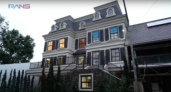 Melalui channel YouTube pribadinya Raffi Ahmad dan Nagita Slavina tampak membagikan potret rumah barunya yang sudah hampir selesai dibangun. Dari luar, rumah barunya itu tampak megah dan mewah dengan didominasi warna hitam dan putih. Foto: YouTube/Rans Entertainment