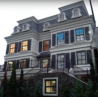 Melalui channel YouTube pribadinya Raffi Ahmad dan Nagita Slavina tampak membagikan potret rumah barunya yang sudah hampir selesai dibangun. Dari luar, rumah barunya itu tampak megah dan mewah dengan didominasi warna hitam dan putih. Foto: YouTube/Rans Entertainment