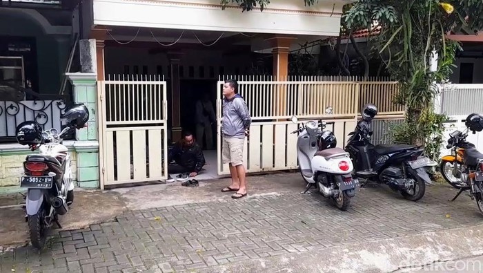 Rumah Kasatpol PP Bondowoso yang digeruduk orang bertato
