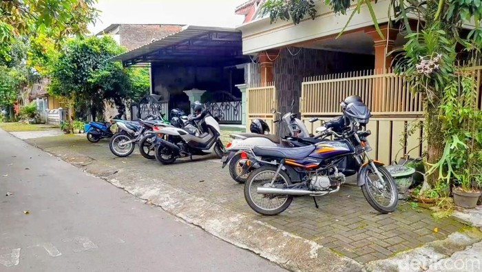 Rumah Kasatpol PP Bondowoso yang digeruduk orang bertato