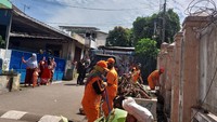 Tampak warga yang datang memperbincangkan dan mengamati rumah mewah ibu Eny tersebut. Mereka tampak berjejer di tepi jalan yang berada persis di depan rumah itu. Foto: (Shafira Cendra Arini/detikcom)