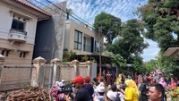Pantauan detikcom, Jumat (6/1/2023), pukul 10.00 WIB, rumah yang berlokasi di Kompleks PLN Klender, Jalan Peron Nomor 48, RT 6 RW 2, tersebut ramai dikunjungi warga sejak kemarin. Foto: (Shafira Cendra Arini/detikcom)