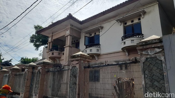 Rumah mewah terbengkalai Ibu Eny