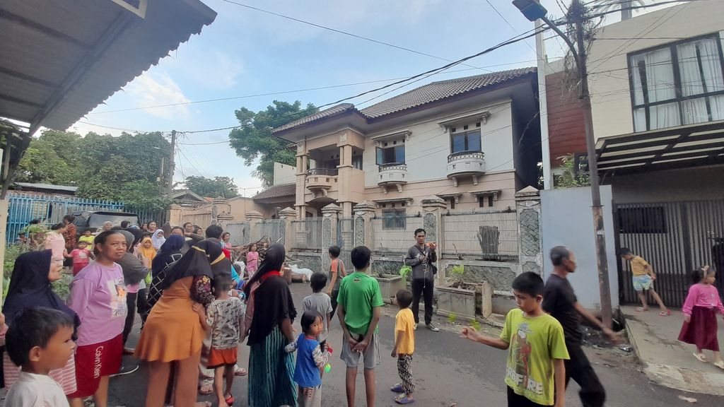 Rumah mewah terbengkalai milik Ibu Eny di Cakung, Jaktim.