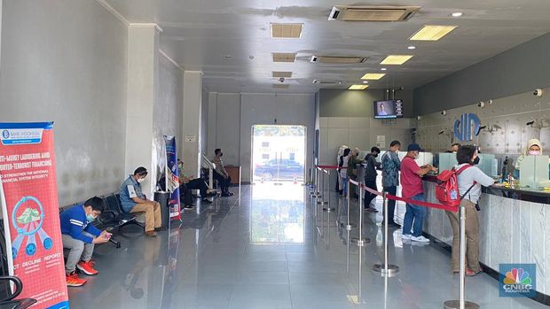 Sejumlah warga menukarkan uang di Money Charger VIP Jakarta, (6/1/2022). Rupiah masih menunjukkan tren pelemahan akhir-akhir ini. Berdasarkan data Refiniv, dolar Amerika Serikat (AS) di pasar uang sudah berada di level Rp 15.635. (CNBC Indonesia/Anisa Sopiah)
