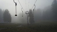 Lift ski ditutup sementara karena kurangnya salju di Le Revard, dekat Aix-les-Bains, Pegunungan Alpen Prancis, Kamis (5/1/2023).  