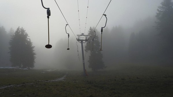 Lift ski ditutup sementara karena kurangnya salju di Le Revard, dekat Aix-les-Bains, Pegunungan Alpen Prancis, Kamis (5/1/2023). Â Lift ski ditutup sementara karena kurangnya salju di Le Revard, dekat Aix-les-Bains, Pegunungan Alpen Prancis, Kamis (5/1/2023). Â