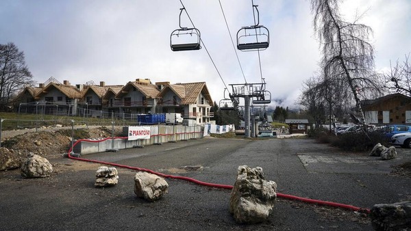 Prancis termasuk salah satu destinasi ski kenamaan di dunia, bersama dengan Austria dan Amerika Serikat. Namun karena pemanasan global, satu persatu resor ski di Prancis kehilangan salju. Â Prancis termasuk salah satu destinasi ski kenamaan di dunia, bersama dengan Austria dan Amerika Serikat. Namun karena pemanasan global, satu persatu resor ski di Prancis kehilangan salju. Â