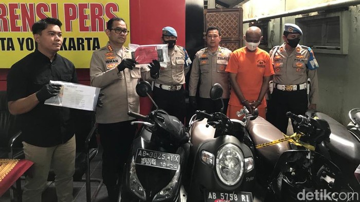 Sat Reskrim Polresta Jogja menunjukkan barang bukti dan tersangka pencurian motor, Jumat (6/1/2023).