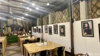 Restorannya semi outdoor. Kamu akan langsung mudah menemukan restoran ini lantaran di gerbang pintu masuk terdapat banner bergambar Master Limbad yang sedang memegang sate. Foto: detikcom/Riska Fitria