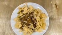 Tak hanya sate saja, bisnis kuliner Master Limbad ini juga menawarkan berbagai menu lainnya khas Tegal. Kami mencicipi Lengko (Rp 18.000) yang penampilannya mirip ketoprak. Foto: detikcom/Riska Fitria