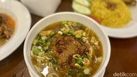 Kemudian ada menu Soto Tauco Tegal (Rp 35.000). Sesuai dengan namanya menu soto ini disajikan dengan tambahan tauco. Foto: detikcom/Riska Fitria