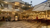 Sate Kambing Master Limbad ini menempati area di depan teras rumah mewah. Awalnya kami mengira bahwa ini adalah rumah Master Limbad, tetapi ternyata bukan. Mereka hanya menyewa rumah itu. Foto: detikcom/Riska Fitria