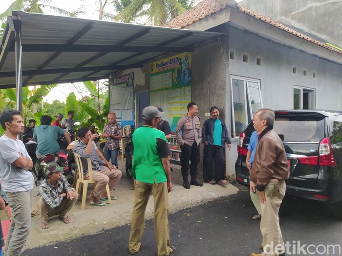 Sejumlah pemuda dan tokoh masyarakat di Magelang usai melakukan pertemuan membahas soal kades yang kepergok ngamar bersama seorang guru, Jumat (6/1/2023).
