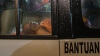 Seorang warga korban banjir bandang mendapatkan perawatan bantuan oksigen di dalam ambulans di Perumahan Dinar Indah, Kelurahan Meteseh, Kecamatan Tembalang, Semarang.  