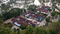 Foto udara kondisi banjir bandang yang melanda Perumahan Dinar Indah, Kelurahan Meteseh, Kecamatan Tembalang, Semarang, Jawa Tengah, Jumat (6/1/2023).  
