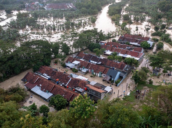 Foto udara kondisi banjir bandang yang melanda Perumahan Dinar Indah, Kelurahan Meteseh, Kecamatan Tembalang, Semarang, Jawa Tengah, Jumat (6/1/2023). Banjir bandang yang mencapai 2,5 meter itu menyebabkan satu korban jiwa dan sekitar 45 kepala keluarga di perumahan tersebut mengungsi akibat luapan Sungai Babon-Pengkol yang tak mampu menampung debit air hujan berintensitas tinggi pada Jumat (6/1) sejak pukul 13:00 WIB serta adanya tanggul yang jebol pada pukul sekitar 15:30 WIB. ANTARA FOTO/Aji Styawan/aww.