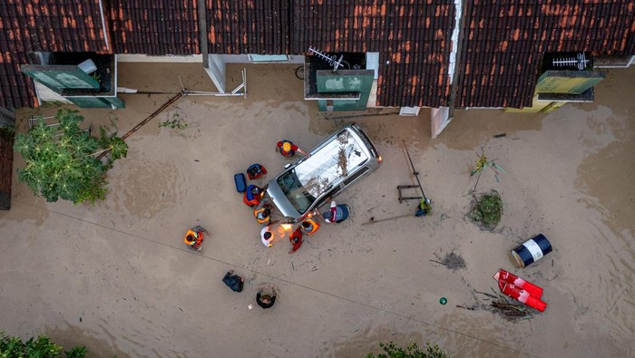 Foto udara kondisi banjir bandang yang melanda Perumahan Dinar Indah, Kelurahan Meteseh, Kecamatan Tembalang, Semarang, Jawa Tengah, Jumat (6/1/2023). Banjir bandang yang mencapai 2,5 meter itu menyebabkan satu korban jiwa dan sekitar 45 kepala keluarga di perumahan tersebut mengungsi akibat luapan Sungai Babon-Pengkol yang tak mampu menampung debit air hujan berintensitas tinggi pada Jumat (6/1) sejak pukul 13:00 WIB serta adanya tanggul yang jebol pada pukul sekitar 15:30 WIB. ANTARA FOTO/Aji Styawan/aww.