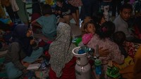 Warga korban banjir bandang mengungsi di Masjid Ar Rohman, Perumahan Dinar Indah, Kelurahan Meteseh, Kecamatan Tembalang, Semarang.  
