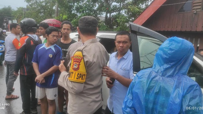 Seorang pria ditemukan meninggal dunia di dalam mobil yang dikendarainya saat hendak menuju ke Kabupaten Bone bersama anak dan istrinya.