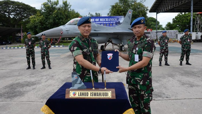 Serah terima pesawat F-16 TS-1612
