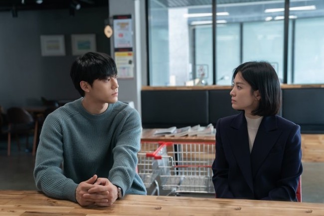 Aksi balas dendam Moon Dong Eun juga dibantu oleh Ju Yeo Jeong (pemain Lee Do Hyun), dokter bedah plastik yang mengajarinya bermain Go. Foto: dok. Netflix