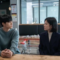 Aksi balas dendam Moon Dong Eun juga dibantu oleh Ju Yeo Jeong (pemain Lee Do Hyun), dokter bedah plastik yang mengajarinya bermain Go. Foto: dok. Netflix