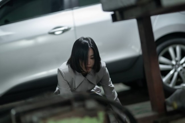 Akting balas dendam Song Hye Kyo pun menuai pujian publik. Penulis naskah drama Korea The Glory, Kim Eun Sook bahkan mengaku merinding saat melihat penampilannya di lokasi syuting. Foto: dok. Netflix