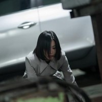 Akting balas dendam Song Hye Kyo pun menuai pujian publik. Penulis naskah drama Korea The Glory, Kim Eun Sook bahkan mengaku merinding saat melihat penampilannya di lokasi syuting. Foto: dok. Netflix