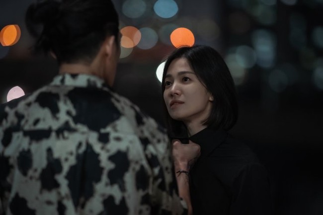 Saat menghadiri konferensi pers drama Korea The Glory, Kim Eun Sook menyebut Song Hye Kyo sebagai satu-satunya kandidat pemeran Moon Dong Eun. Song Hye Kyo disebut-sebut aktris paling tepat yang memerankan karakter tersebut. Foto: dok. Netflix