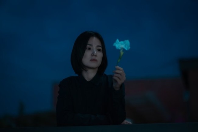Drama Korea The Glory mengikuti kisah Song Hye Kyo sebagai korban perundungan brutal semasa SMA-nya. Beranjak dewasa, dia membalas dendamnya dengan menjadi wali kelas SD, tempat anak perundungnya sekolah. Foto: dok. Netflix