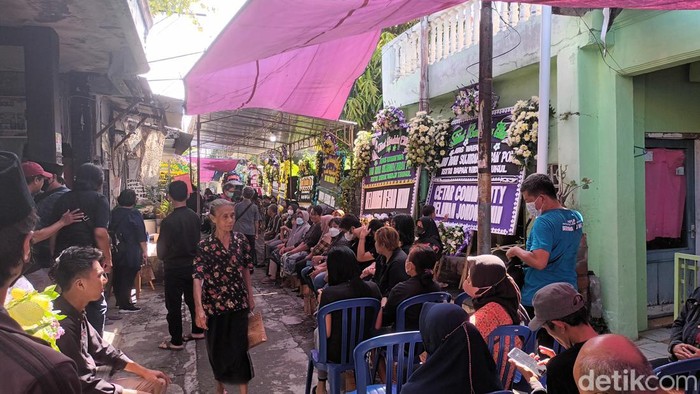 Suasana rumah duka Mbak Pon istri Wiji Thukul di Kampung Kalangan, RT 01 RW 14, Kelurahan Jagalan, Kecamatan Jebres, Solo, Jumat (6/1/2023).