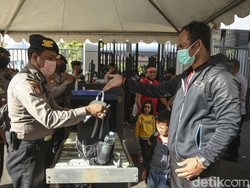 Pemeriksaan ketat dilakukan sejumlah petugas gabungan.