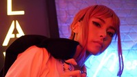 Saat jadi Makima, Tamara Dai mengenakan kemeja putih dibalut jas, dasi, dan celana panjang hitam, serta rambut berwarna pink. (Foto: dok Instagram)