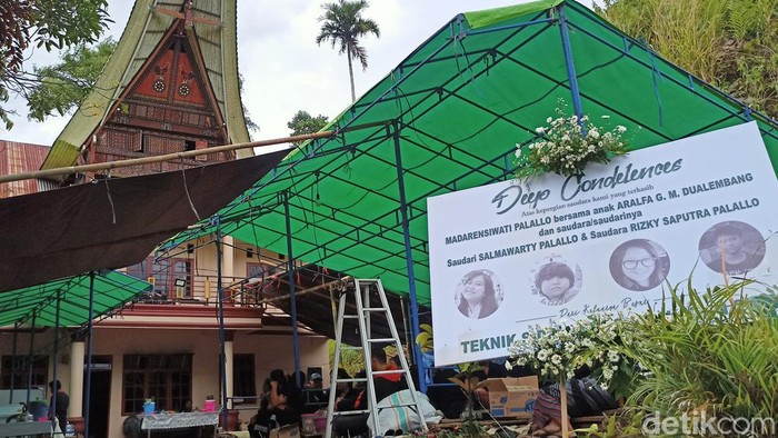 Suasana rumah duka korban kecelakaan mobil terjun ke sungai di Pangkep.