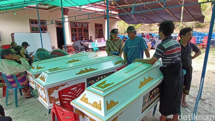 Empat jenazah korban kecelakaan mobil terjun ke sungai di Pangkep, Sulawesi Selatan (Sulsel) tiba di rumah duka di Tana Toraja.