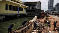 Rencananya tanggul itu akan memiliki panjang 47 meter, lebar 50 cm, dan tinggi 50 cm.