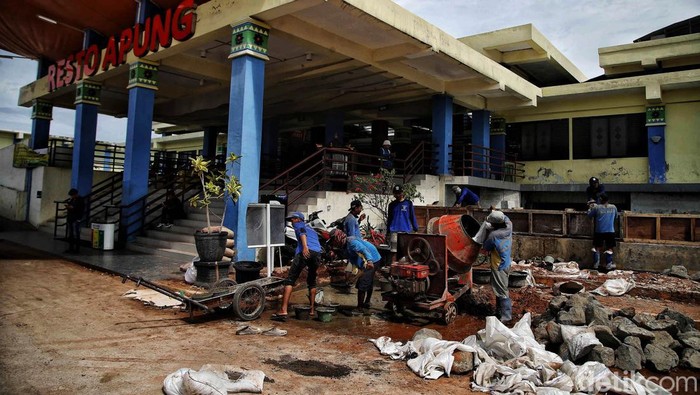 Tanggul Penangkal Rob Jakarta Ditinggikan Petugas Sudin Sumber Daya Air melakukan peninggian tanggul di kawasan Resto Apung, Pelabuhan Muara Angke, Penjaringan, Jakarta Utara, Jumat (6/1/2023).