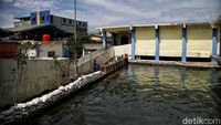 Petugas Sudin Sumber Daya Air melakukan peninggian tanggul di kawasan Resto Apung, Pelabuhan Muara Angke, Penjaringan, Jakarta Utara, Jumat (6/1/2023).
