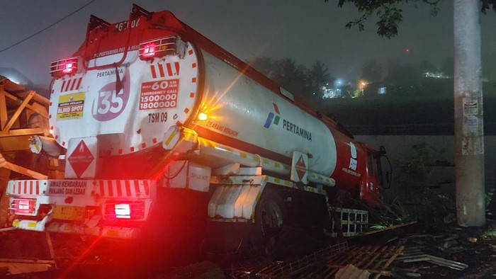 Truk BBM Pertamina seruduk pohon hingga lapak penjual ikan di Tasikmalaya.