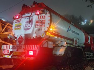 Truk Tangki Pertamina Seruduk Pohon-Lapak Penjual Ikan di Tasik