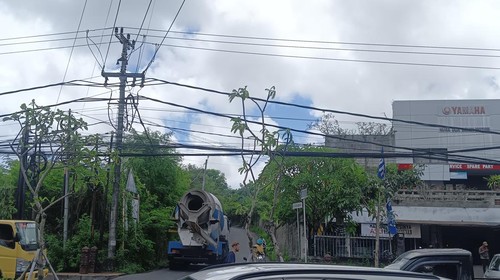 Truk molen diduga mengalami rem blong di Jalan By Pass Mumbul Nusa Dua, Badung, Bali, Jumat (6/1/2023).
