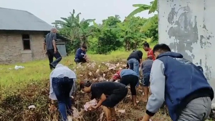 Uang berserakan dari mobil pengangkut yang terguling. (Foto: Istimewa)