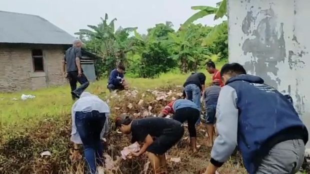 Uang berserakan dari mobil pengangkut yang terguling. (Foto: Istimewa)
